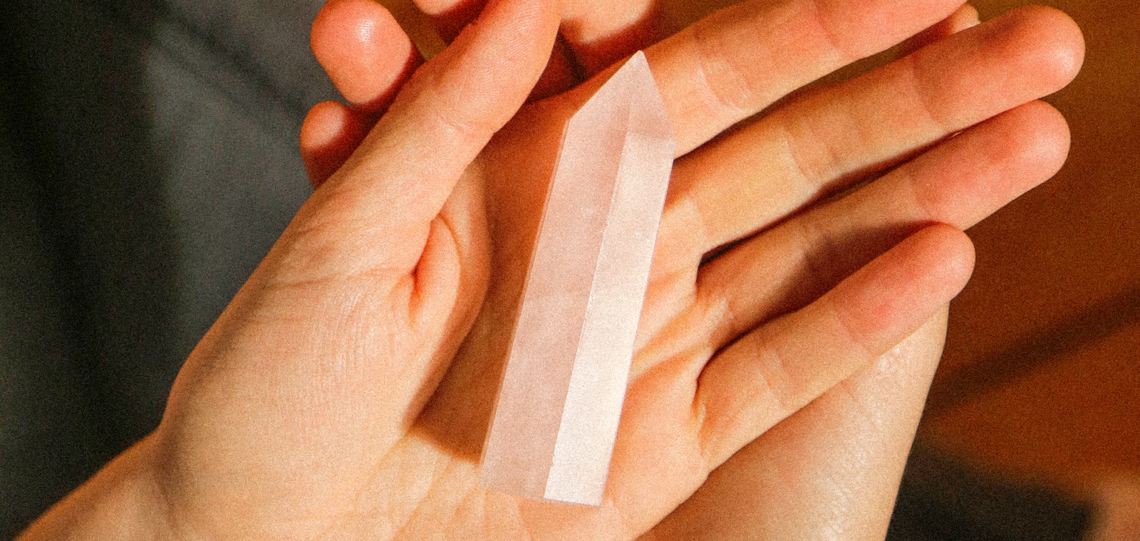 Cuarzo rosa en las manos durante una sesión