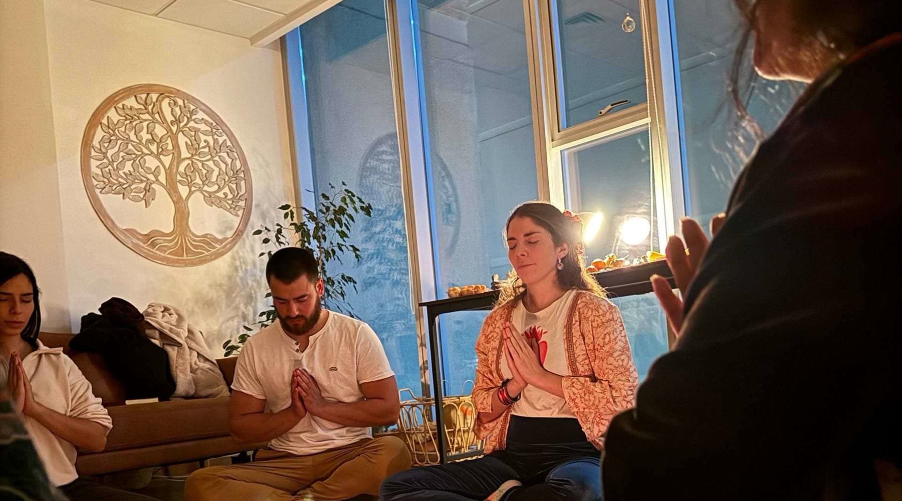 Grupo en círculo durante una formación de Reiki